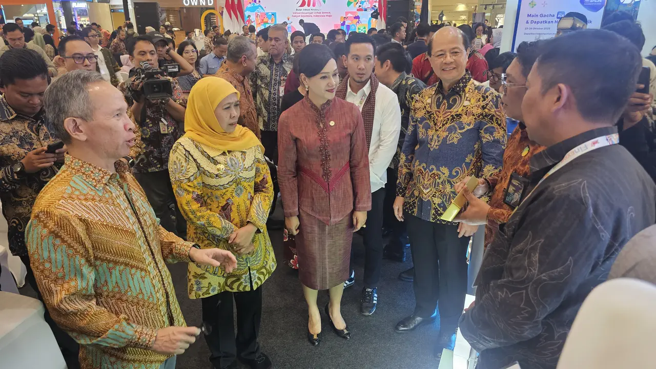 Ketua Dewan Komisioner OJK, Mahendra Siregar bersama Kepala Eksekutif PEPK OJK, Friderica Widyasari Dewi, mendampingi Gubernur Jawa Timur, Khofifah Indar Parawansa meninjau stand pada FinExpo 2025. (Liputan6.com/Dicky AP)
