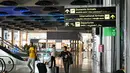 Sejumlah otoritas Penerbangan Sipil Umum, termasuk Uni Emirat Arab (UEA) atau General Civil Aviation Authority (GCAA) juga telah mengumumkan penutupan sementara sebagian wilayah udara, seiring meningkatnya aksi militer di Timur Tengah. Tampak dalam foto, para penumpang membawa tas mereka di terminal kedatangan Bandara Internasional Rajiv Gandhi di Hyderabad pada Minggu 1 Maret 2026 ketika dua maskapai penerbangan swasta terbesar India, IndiGo dan Air India, menangguhkan penerbangan ke semua tujuan di Timur Tengah. (Noah SEELAM/AFP)