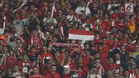 Suporter memberikan dukungan bagi Timnas Indonesia saat laga perdana Grup G Kualifikasi Piala Dunia 2022 zona Asia melawan Malaysia di Stadion Utama Gelora Bung Karno, Kamis (5/9/2019). Kekalahan Indonesia dinodai peristiwa memalukan yang dilakukan sejumlah suporter (Liputan6.com/Helmi Fithriansyah)
