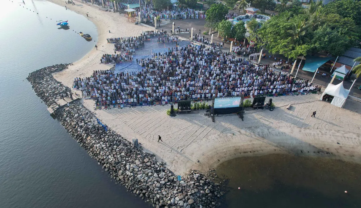Umat Muslim saat melaksanakan Salat Idul Adha 1447 Hijriah di Pantai Lagoon, Ancol, Jakarta,  Rabu (27/5/2026). (merdeka.com/Arie Basuki)