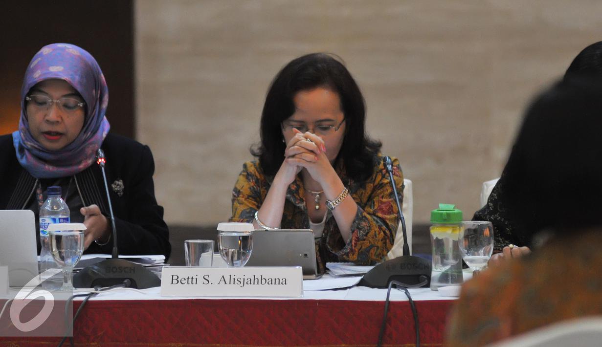 Anggota Pansel KPK, Betti S. Alisjahbana  saat mewawancarai calon pimpinan KPK di Gedung Sekretariat Negara, Jakarta, Senin (24/8/2015). Pansel KPK menggelar seleksi wawancara tahap akhir terhadap 19 calon pimpinan KPK. (Liputan6.com/Herman Zakharia) 