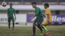 Gelandang Timnas Indonesia U-22, Hanif Sjahbandi, mengirim umpan pada laga uji coba melawan PS Badung di Stadion Kapten I Wayan Dipta, Bali, Senin (10/7/2017). Timnas U-22 menang 6-1 atas PS Badung. (Bola.com/Vitalis Yogi Trisna)