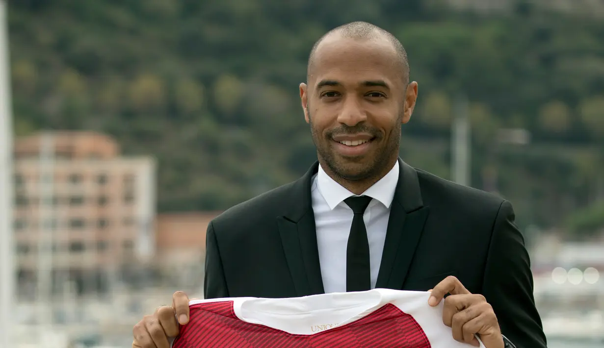 Pelatih AS Monaco, Thierry Henry menjawab pertanyaan saat konferensi pers di Monako, Prancis, Rabu (17/10). Sebelumnya, Henry merupakan asisten pelatih timnas Belgia mendampingi Roberto Martinez. (AP Photo/Olivier Anrigo)