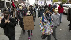 Demonstran mengenakan topeng Guy Fawkes saat menggelar aksi "Sejuta Topeng" di Washington, Amerika Serikat, Kamis(5/11/2015). Para Demonstran memblokir lalu lintas disekitar Gedung Pengadilan federal dan kampus Amazon. (REUTERS/Jason Redmond)