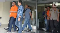 Polisi mengawal dua tersangka kasus penyiramanan air keras terhadap penyidik senior KPK Novel Baswedan di Polda Metro Jaya, Jakarta, Sabtu (28/12/2019). Tersangka berinisial RM dan RB dipindahkan dari Polda Metro Jaya ke Bareskrim Mabes Polri untuk penyidikan lebih lanjut. (merdeka.com/Imam Buhori)