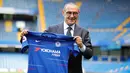Pelatih baru Chelsea, Maurizio Sarri berpose dengan jersey tim usai konferensi pers di Stamford Bridge di London (18/7). Maurizio Sarri menggantikan pelatih sebelumnya Antonio Conte. (AFP Photo/Tolga Akmen)
