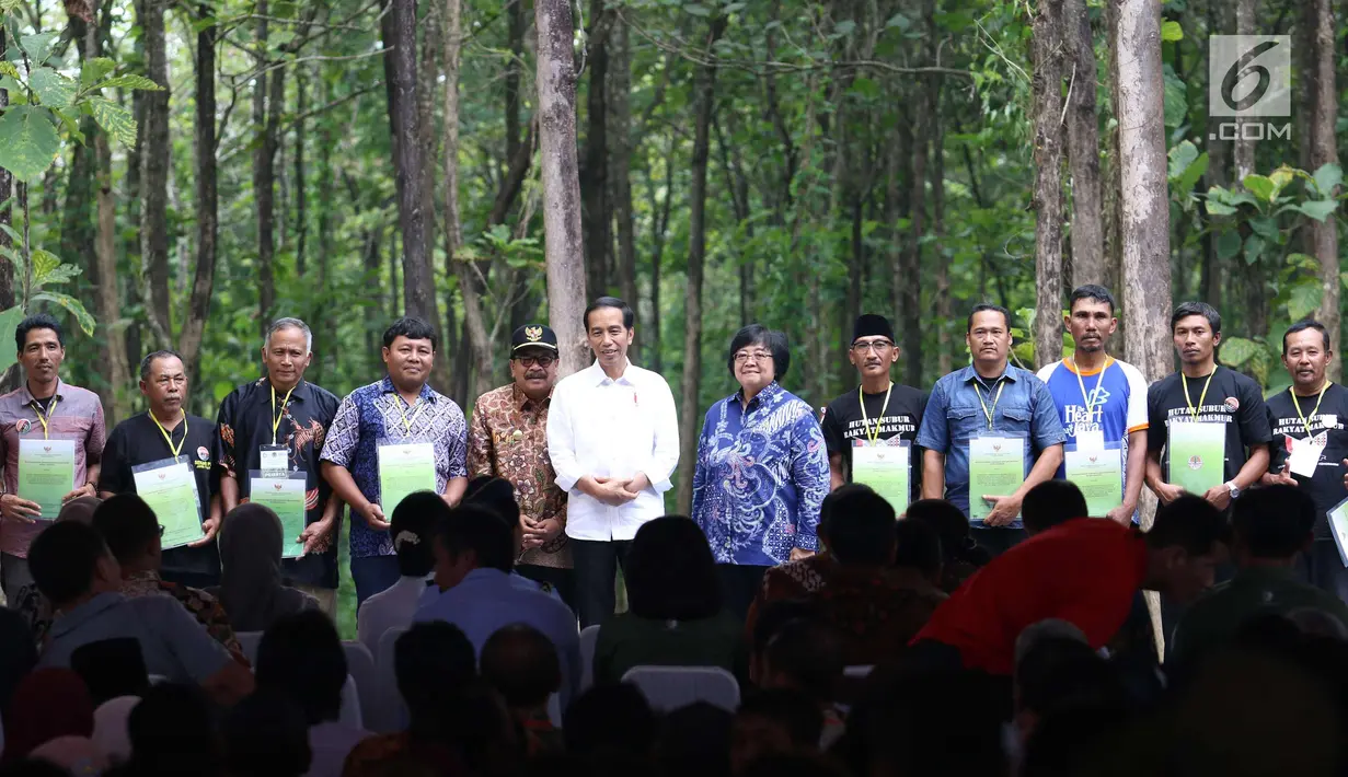 Presiden Joko Widodo foto bersama dengan para petani usai berdialog dengan petani saat penyaluran Izin Pemanfaatan Hutan Perhutanan Sosial (IPHPS) di Tuban, Jawa Timur, Jumat (9/3). (Liputan6.com/Angga Yuniar)