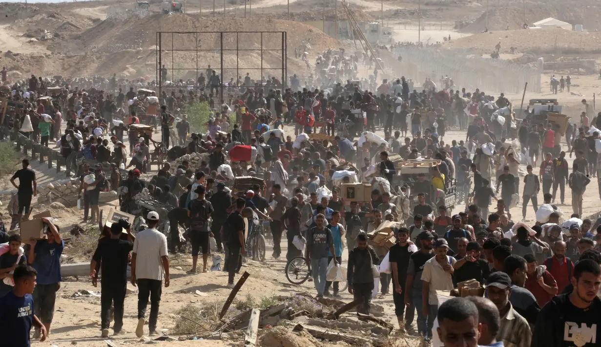 Warga Palestina yang mengungsi berkumpul untuk menerima bantuan dari titik distribusi bantuan GHF di koridor Netzarim, Jalur Gaza tengah pada 30 Juli 2025. (Eyad BABA/AFP)