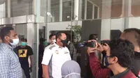 Kuasa hukum Paslon nomor urut 1, Adhitya Nasution saat mengantar pengajuan penundaan pelantikan orient di kantor kemendagri. (Foto Istimewa)