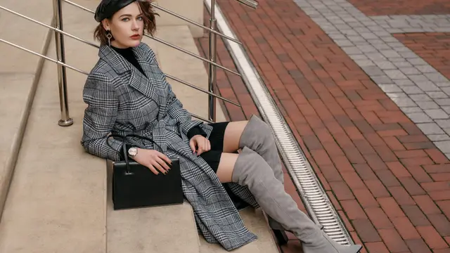 5 Gaya Mix n Match Dress dengan Boots, Bikin Penampilan Outstanding (2)