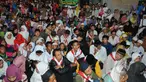Ribuan orang menghadiri tahlilan tujuh hari kematian Olga Syahputra di kawasan Duren Sawit, Jakarta, Jumat (3/4/2015). Komedian 32 tahun itu meninggal akibat sakit meningitis yang dideritanya. (Liputan6.com/Herman Zakharia)