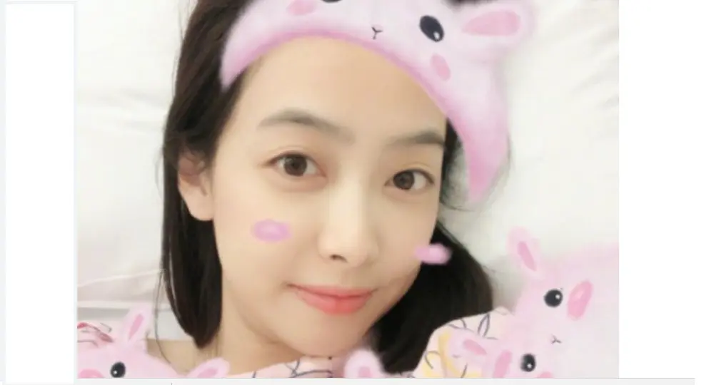 Victoria Song mengunggah foto dirinya tengah terbaring di rumah sakit (KoreaBoo)