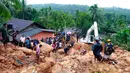  Ekskavator dikerahkan untuk mencari korban di lokasi longsor di desa Bellana di distrik Kalutara, Sri Lanka, (26/5). Banjir dan longsor terjadi setelah hujan sangat lebat melanda sebagian besar wilayah Sri Lanka. (AP Photo / Eranga Jayawardena)