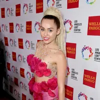 Miley Cyrus, penyanyi yang tak pernah lepas dari hal-hal unik, mulai dari gaya berpakaian sampai pola pikir. Seperti belakangan ini, Miley menyebut dirinya sebagai panseksual. (AFP/Bintang.com)