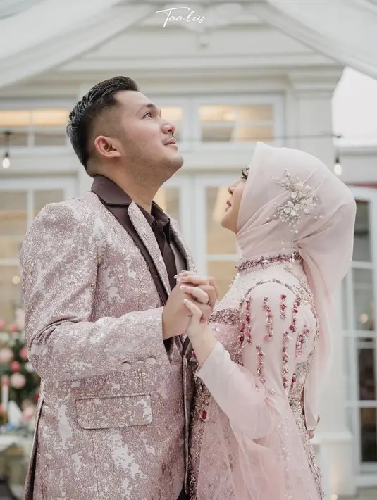 Mendengar cerita dari pasangan pengantin baru adalah hal yang menarik. Begitu juga saat Kesha Ratuliu dan Adhi Permana yang mengungkap tentang hal yang baru mereka temukan setelah menikah. (Instagram/kesharatuliu05)