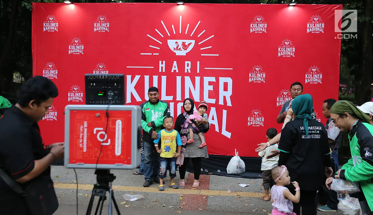 Mitra GO-JEK bersama kelurganya berfoto saat mengikuti Pasar Malam di GO- FOOD Festival di GBK, Jakarta (11/5). Acara ini digelar sebagai bentuk apresiasi kepada mitra GO-JEK yang berprestasi. (Liputan6.com/Fery Pradolo)