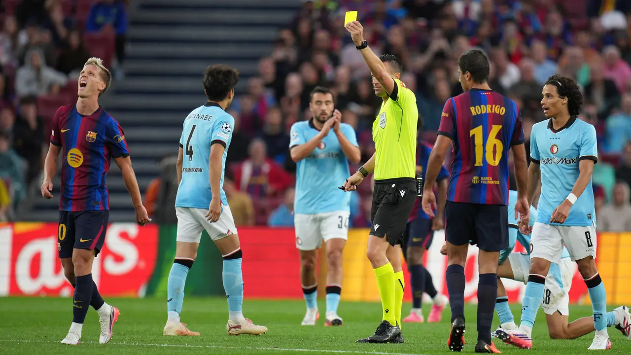 Pemain Barcelona Dani Olmo (kiri) mendapat kartu kuning dari wasit Sven Jablonski