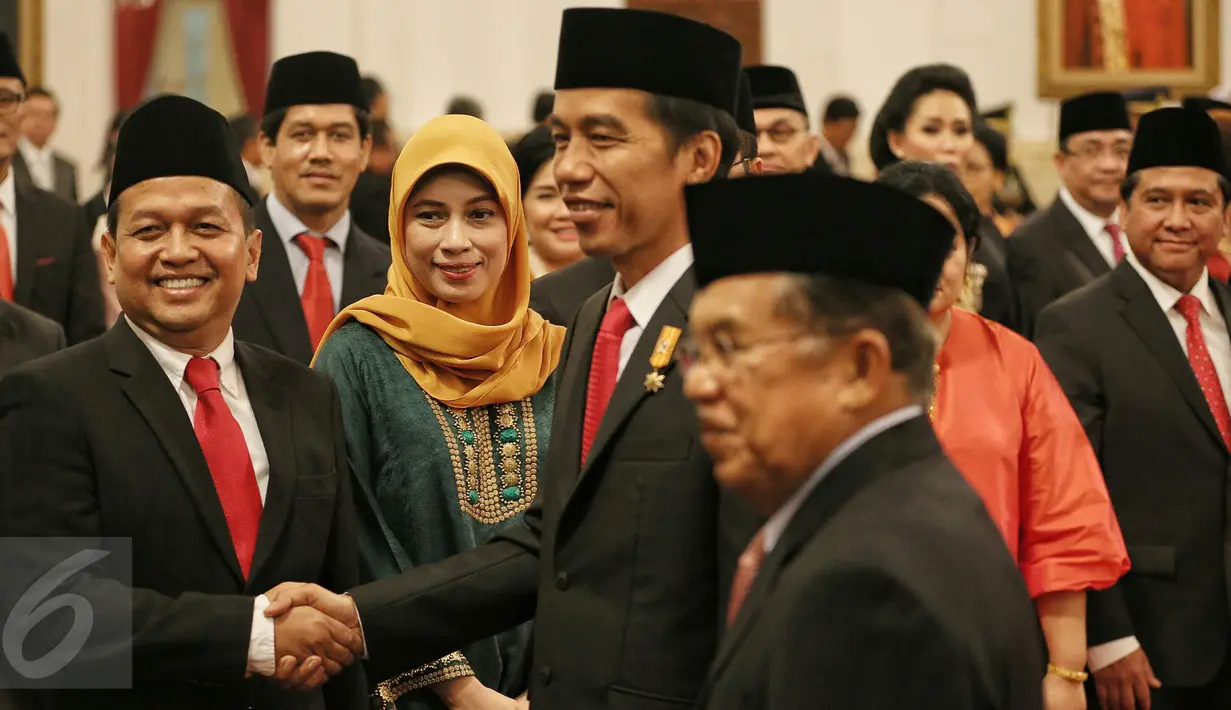 Presiden Jokowi (kanan) menyalami Ketua Komite Ekonomi dan Industri Nasional (KEIN), Soetrisno Bachir usai pelantikan pengurus KEIN di Istana Negara, Jakarta, Rabu (20/1). Pembentukan KEIN sesuai Perpres Nomor 8 Tahun 2016. (Liputan6.com/Faizal Fanani)