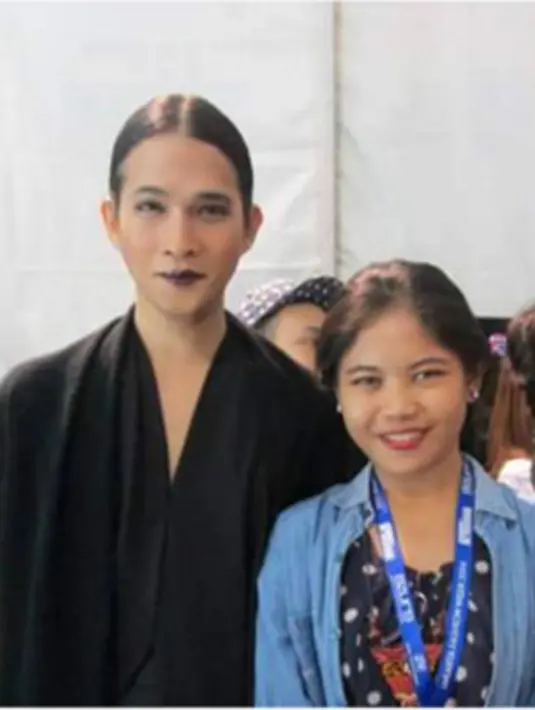 Desainer berusia 38 tahun ini bahkan disebut-sebut memiliki kecantikan seperti artis cantik Dian Sastrowardoyo. Seperti kebanyakan wanita, Oscar Lawalata pun mengenakan pewarna bibir atau lipstik. (via instagram/@eka.fathma)