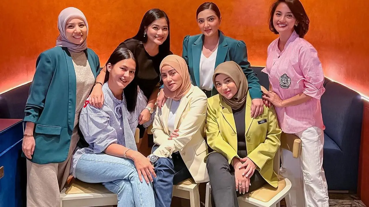 Potret Gaya Aurel Hermansyah Gabung Arisan Geng Cendol, Kompak Pakai Busana Warna-Warni