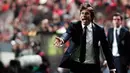 Antonio Conte (pelatih Juventus) memberikan arahan kepada timnya saat berlaga melawan Benfica dalam laga pertama semifinal Liga Europa di stadion Luz, Lisbon (25/4/2014). (REUTERS/Hugo Correia)