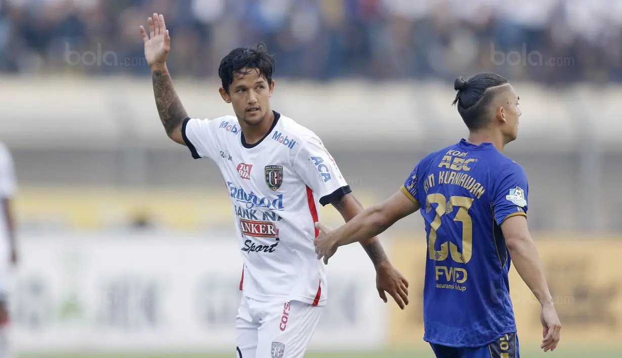 Striker Bali United, Irfan Bachdim, dikawal Gelandang Persib, Kim Kurniawan, pada laga Liga 1 Indonesia di Stadion Si Jalak Harupat, Bandung, Kamis (21/9/2017). Persib bermain imbang 0-0 dengan Bali United. (Bola.com/M Iqbal Ichsan)