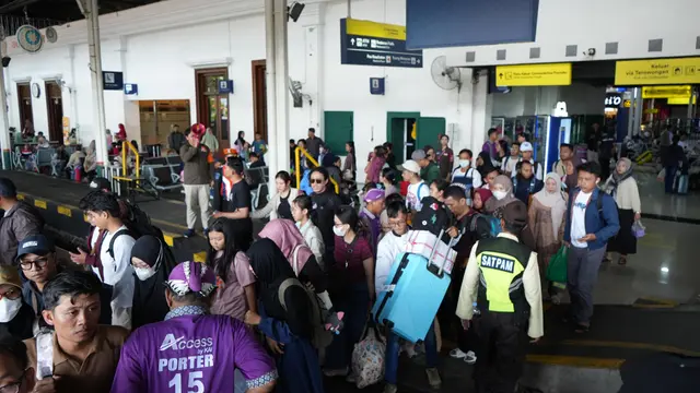 KAI melaporkan penjualan tiket perjalanan jarak jauh dan lokal melonjak saat periode angkutan Lebaran 2026. (Foto: KAI)