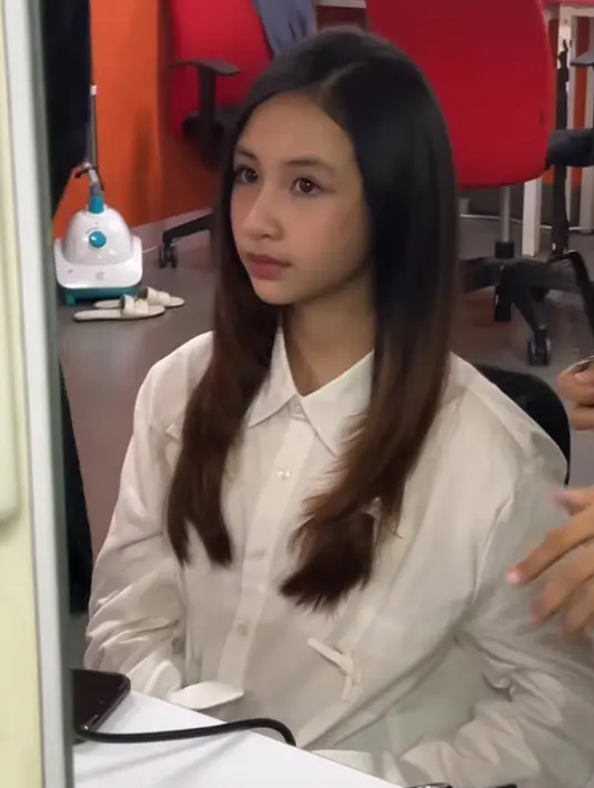 Video singkat tersebut menunjukkan wajah cantik Keisha dengan hidung yang mancung. Rambut panjang kecoklatan lurus terurai pun melengkapi kecantikannya. [@arumibachsin_94]