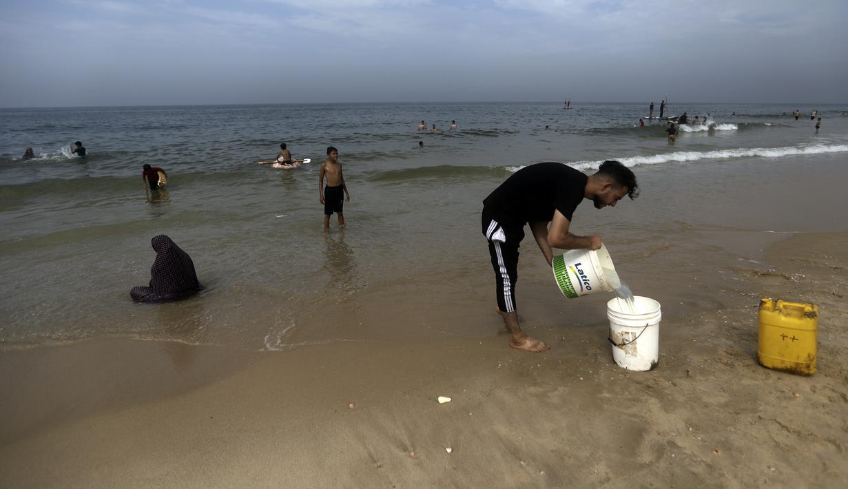 Setelah serangan itu, Israel melancarkan serangan udara ke Gaza yang menurut para pejabat kesehatan Palestina telah menewaskan lebih dari 5.000 orang. (AP Photo/Mohammed Dahman)