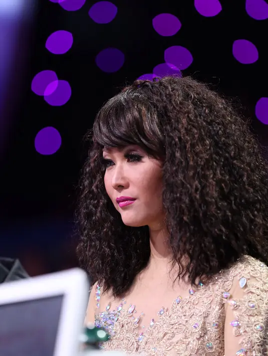 Ada yang baru dalam penampilan Inul Daratista saat menjadi juri D'Academy 3 yang tayang di Indosiar, Rabu (10/2/2016). (Andy Masela/Bintang.com)