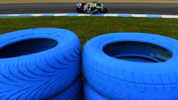 Aksi pebalap Movistar Yamaha, Valentino Rossi, dalam sesi latihan bebas MotoGP Spanyol di Sirkuit Jerez, Spanyol, (22/4/2016). (AFP/Cristina Quicler)