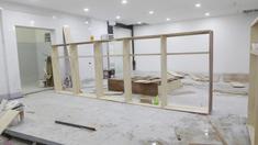 Suasana ruang ganti di Stadion Rizal Memorial, Manila, Senin (25/11). Meski akan digunakan besok untuk cabang sepak bola SEA Games 2019 namun kondisinya masih belum layak. (Bola.com/M Iqbal Ichsan)