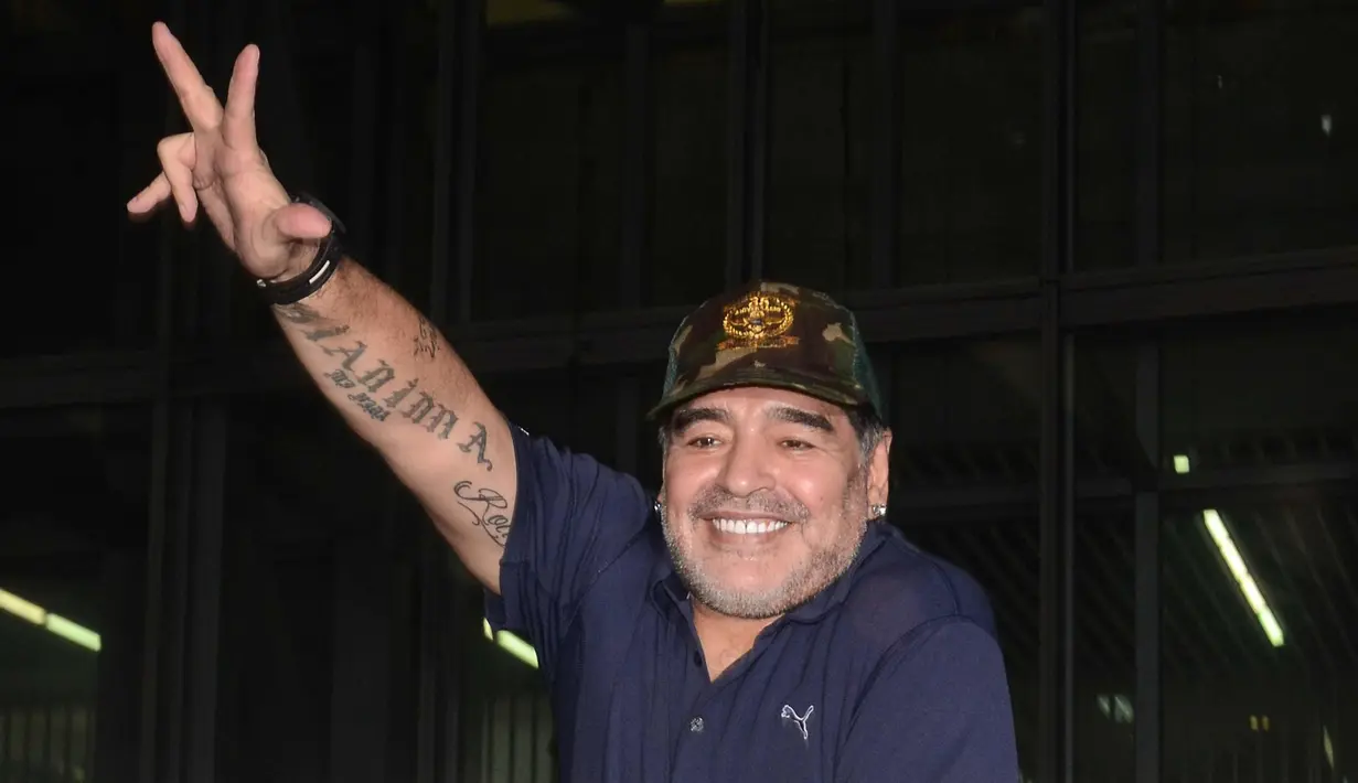 Legenda sepak bola Argentina Diego Maradona tiba di Bandara Internasional Netaji Subhas Chandra Bose di kota Kolkata di India (10/12). Maradona melakukan kunjungan pribadi ke India bersama sang istri. (AFP Photo)