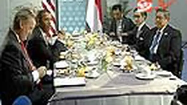 Setelah dua kali batal berkunjung ke Indonesia, Presiden AS Barack Obama akhirnya bertemu dengan Presiden SBY. Dalam pertemuan itu Obama berjanji akan memberikan investasi lebih dari 300 juta dolar AS. 