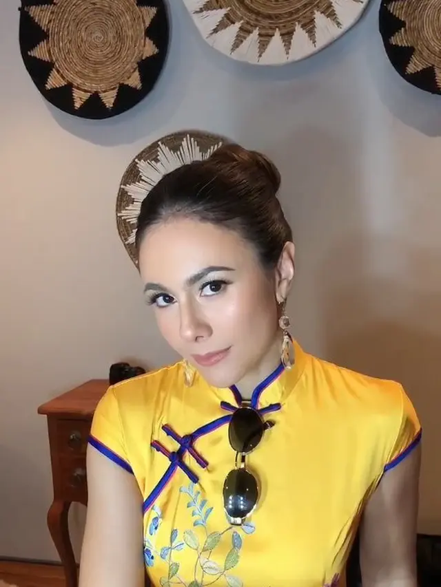 7 Potret Menawan Wulan Guritno Pakai Cheongsam, Tampil Makin Memesona