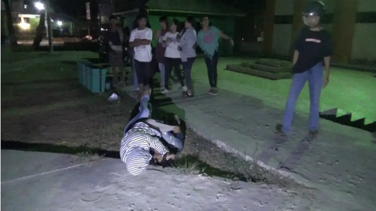 Dua Remaja Perempuan Bergulat di Taman PKK Takalar