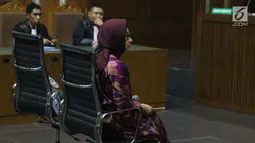 Mantan Dirut PT Pertamina (Persero), Karen G Agustiawan saat menjalani sidang perdana sebagai terdakwa di Pengadilan Tipikor, Jakarta, Kamis (31/1). Sebelumnya, Karen ditetapkan sebagai tersangka sejak 22 Maret 2018. (Liputan6.com/Helmi Fithriansyah)