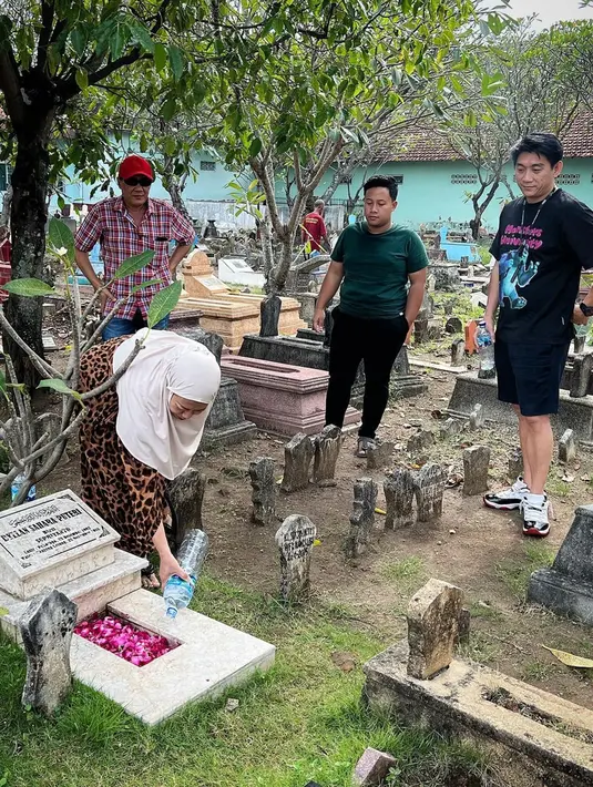 Ifan Seventeen memang cukup rutin mengunjungi makam mendiang istrinya dulu. Bahkan, Citra Monica juga kerap menemaninya. Namun, kali ini Ifan ditemani oleh kembarannya, Riedhan Fajarsyah. Hal itu karena kondisi kesehatan Citra Monica yang sedang tidak fit. (Liputan6.com/IG/@ifanseventeen)