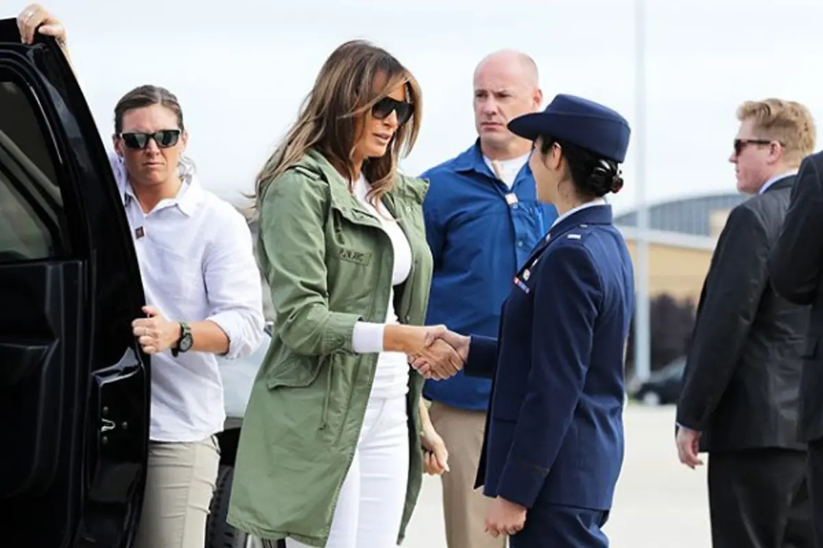 Ketemu Imigran Anak, Melania Trump Malah Pakai Jaket Kontroversial