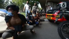 Sejumlah orang berjalan jongkok setelah diamankan petugas kepolisian di Kawasan Senayan, Jakarta, Kamis (8/10/2020). Mereka diduga hendak melakukan unjuk rasa di depan gedung DPR. (merdeka.com/Imam Buhori)
