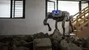 Robot "anjing" yang dapat berlari, melompat, dan membalik fasilitas pasokan listrik patroli. Versi yang lebih kecil menari sementara android berwarna kuning cerah memainkan piano. (Philip FONG / AFP)