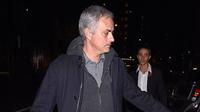 Jose Mourinho usai makan malam bersama keluarga. (Daily Mail)
