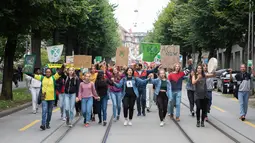 Sejumlah orang menggelar protes terkait kebakaran hutan Amazon di Bern, Swiss, Jumat (23/8/2019 ). (Peter Klaunzer / Keystone via AP)