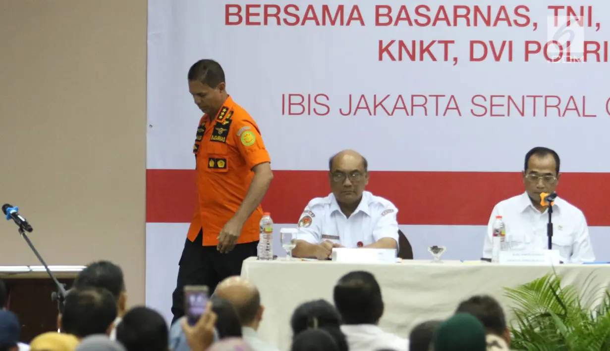 Kepala Basarnas Marsekal Madya Muhammad Syaugi berjalan saat memaparkan evaluasi proses evakuasi Lion Air JT 610 di hadapan keluarga korban di Krisis Center di Jakarta, Senin (5/11). (Liputan6.com/Immanuel Antonius)