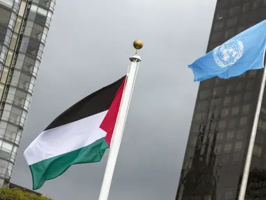 Bendera Palestina berkibar di samping bendera PBB untuk pertama kali di Markas Besar PBB di Manhattan, New York, Rabu (30/9/2015). Upacara pengibaran bendera ini disaksikan Presiden Palestina Mahmoud Abbas dan Sekjen PBB Ban Ki-moon.(REUTERS/Andrew Kelly)