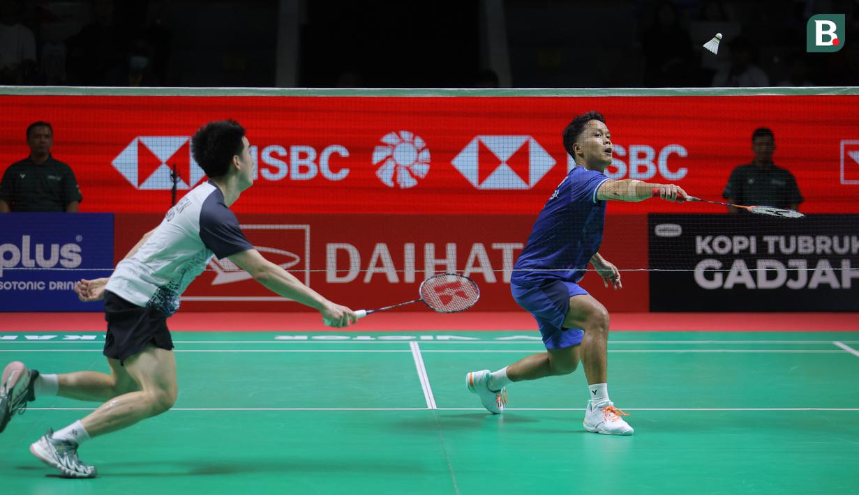Pebulu tangkis tunggal putra Indonesia, Anthony Ginting berusaha mengembalikan kok ke arah wakil Thailand, Kantaphon Wangcharoen dalam babak kualifikasi Indonesia Masters 2026 di Istora, Senayan, Selasa (20/01/2026). (Bola.com/Bagaskara Lazuardi)