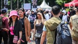 Fans tiba untuk menyaksikan Konser BLACKPINK di Stadion Utama Gelora Bung Karno (SUGBK), Jakarta, Sabtu (11/3/2023). Tak hanya berasal dari Jabodetabek, fans dari luar pulau pun rela terbang ke Jakarta demi melihat penampilan Lisa, Rose, Jennie, dan Jisoo. (Liputan6.com/Faizal Fanani)