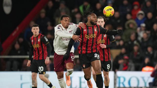 Duel antara Antoine Semenyo (kanan) dengan Gabriel Magalhaes di laga Bournemouth vs Arsenal di pekan ke-20 Liga Inggris 2025/2026 di Vitality Stadium, Minggu (04/01/2026) dini hari WIB.