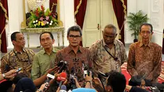 Presiden Joko Widodo menerima lima pimpinan KPK Taufiqurrahman Ruki (kedua dari kanan) bersama Indriyanto Senoadji, Johan Budi SP, Zulkarnaen dan Adnan Pandu Praja di Istana Merdeka, Jakarta Jumat (27/2/2015). (Liputan6.com/Faizal Fanani