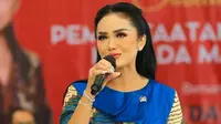 Model Batik Ala Kris Dayanti yang Simpel dan Cocok untuk Inspirasi Busana Ibu-Ibu Usia 50 Tahun